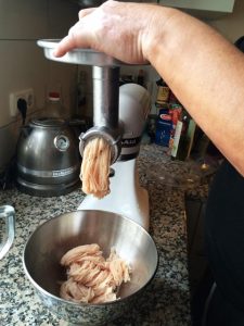 Selbstgemachtes ohne Fett: Sophie wird kreativ 3 Abnehmbloggerin Sophie wollte zur Abwechslung einmal Würstchen essen - und macht sie kurzerhand ohne Fett und Zusätze selber.