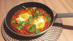 sanguinum_blog_rezepte_postings_shakshuka_1280x720 1 Sanguinum Abnehmrezept für Shakshuka, oder pochierte Eier in Tomatensauce