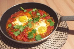 Shakshuka 3 Sanguinum Abnehmrezept für Shakshuka, oder pochierte Eier in Tomatensauce