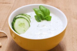Tzatziki Rezept aus Skyr 3 Tzatziki Rezept aus Skyr - perfekt in der Sanguinum Stoffwechselkur (und voller Eiweiß!)