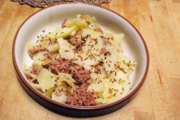 Schmorkohl mit Kümmel 6 Sanguinum Rezept: Schmorkohl mit Tatar und Kümmel