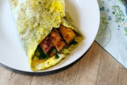 Eier-Wraps mit Lauchgemüse und Tofu 3 Eier Wraps mit Gemüsefüllung