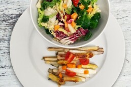 Gegrillter Spargel mit buntem Salat