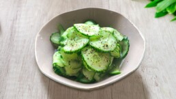 sanguinum_blog_rezepte_postings_gurkensalat_1280x720 1 Kalorienarmer Gurkensalat