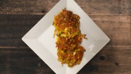 sanguinum_blog_rezepte_postings_zucchinepuffer_1280x720 1 Die Zucchini-Puffer mit frischen Kräutern und Feta sind eine tolle Alternative zu Kartoffelpuffern und kommen ohne Mehl aus.