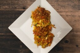 Zucchini-Puffer mit Feta 6 Die Zucchini-Puffer mit frischen Kräutern und Feta sind eine tolle Alternative zu Kartoffelpuffern und kommen ohne Mehl aus.