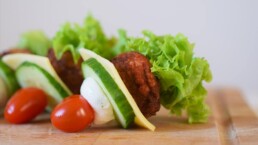 sanguinum_blog_rezepte_postings_burgerspiesse_1280x720 1 Party-Snacks: Burger-Spießchen