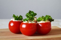 Party-Snacks: Gefüllte Cocktailtomaten 4 Gefüllte Cocktailtomaten