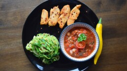 sanguinum_blog_rezepte_postings_haehnchen-salsa-snoodles_1280x720 1 Hähnchenfilet mit Salsa und Znoodles