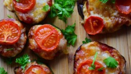 Mini-Gemüse-Pizzen 1 Pizza Häppchen auf Gemüseboden