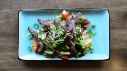 sanguinum_blog_rezepte_postings_rind-gemuese-pfanne_1280x720 1 sanguinum_blog_rezepte_postings_rind-gemuese-pfanne_1280x720 1