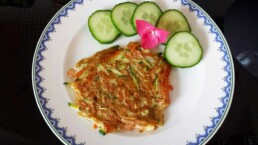 sanguinum_blog_rezepte_postings_zucchini-karotten-puffer_1280x720 1 sanguinum_blog_rezepte_postings_zucchini-karotten-puffer_1280x720 1