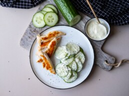 _DSF0093 1 Gurkensalat, Hähnchen auf Teller