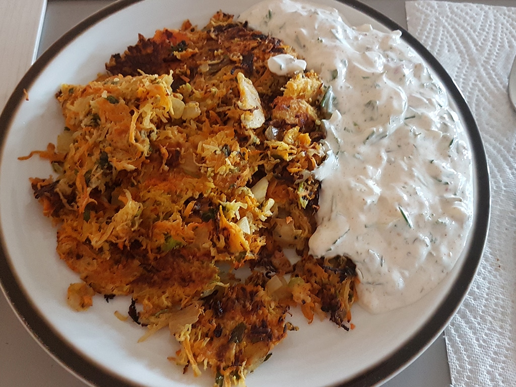 So viel Gemüse habe ich noch nie gegessen 5 Sanguinum Erfahrungen: Evas Abendessen: Gemüsepuffer und Kräuterquark