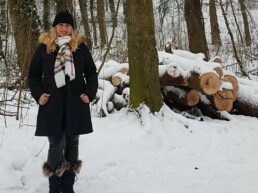 1.-Bild_Eva-im-Winter-1024x1024.jpg 1 1.-Bild_Eva-im-Winter-1024x1024.jpg 1