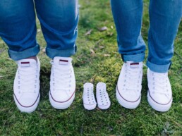 Nachwuchs erwartet - Babyschuhe neben Schuhe der Eltern 1 Nachwuchs erwartet - Babyschuhe neben Schuhe der Eltern 1