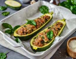 Gefüllte Zucchini mit Spinat 1 gefüllte Zucchini mit Spinat und Hackfleisch